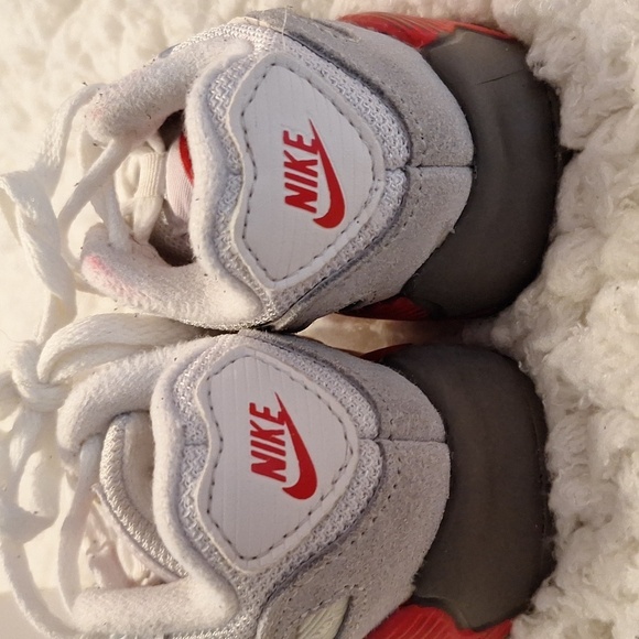 White Sneakers with Low-Top Design and Comfortable Lining size 6 - Picture 3 of 4